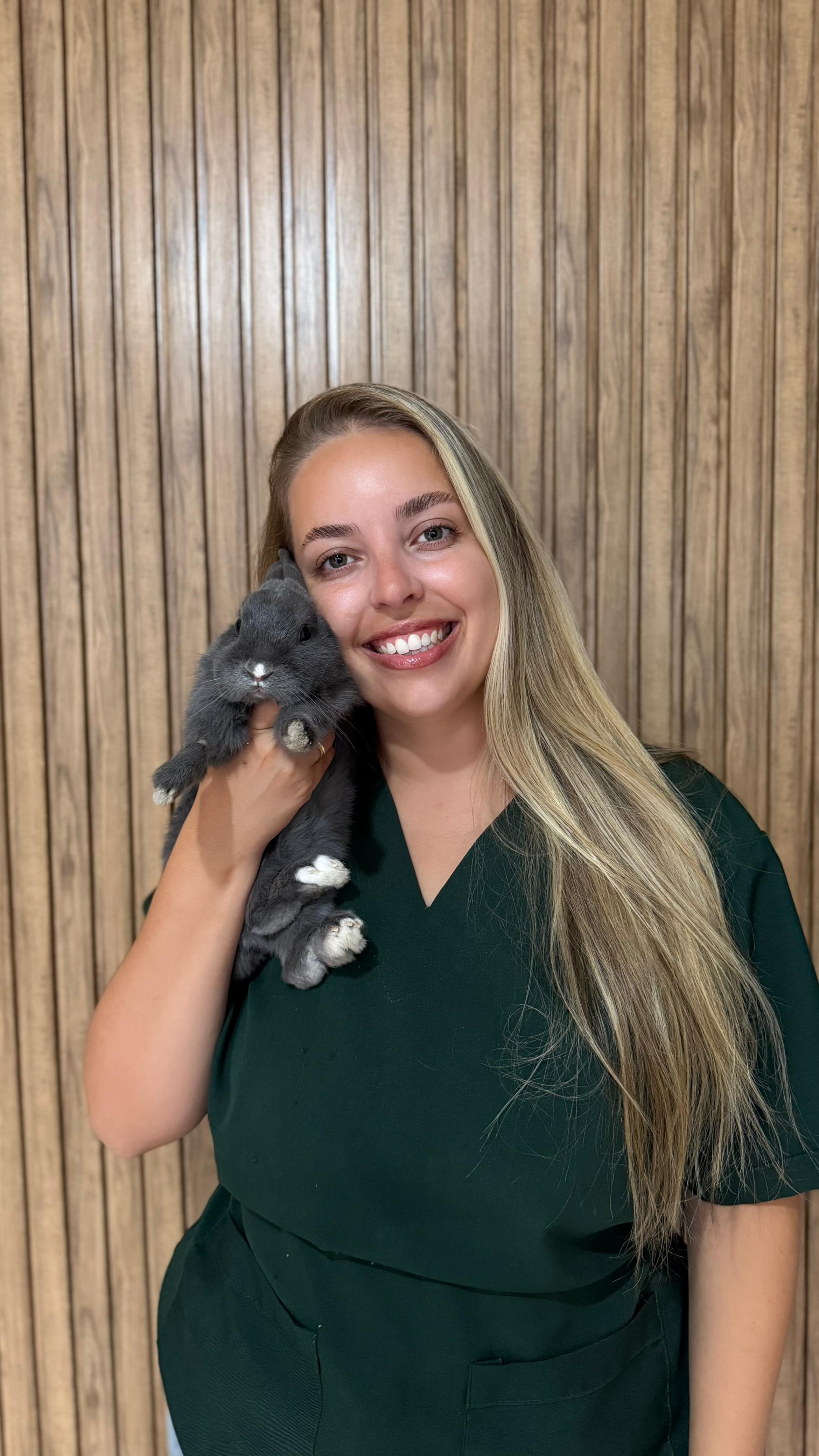 Veterinária especialista cuidando de ave exótica